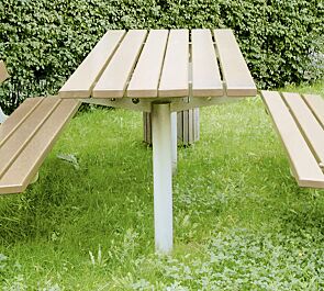 <div id="container" class="container"><div id="container" class="container">Bank-Tisch-Kombination CORTONA mit Louro Gamela Holzbelattung bestehend aus einem Tisch und 2 Sitzbänken mit Rückenlehnen, Stahlteile in RAL 9006 weißaluminium</div></div>
