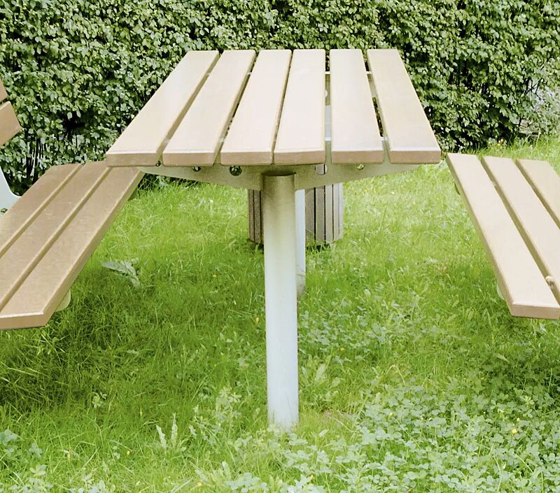 Bank-Tisch-Kombination CORTONA mit Louro Gamela Holzbelattung bestehend aus einem Tisch und 2 Sitzbänken mit Rückenlehnen, Stahlteile in RAL 9006 weißaluminium