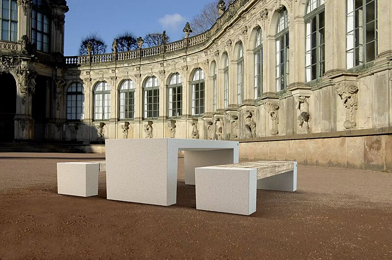 tisch-eraclea__shoKAT0052600 Tisch ERACLEA und Sitzbänke ERACLEA GRES aus Beton, in Granitoptik weiß, Sitzfläche mit Feinsteinzeug-Auflage in Holzoptik hell