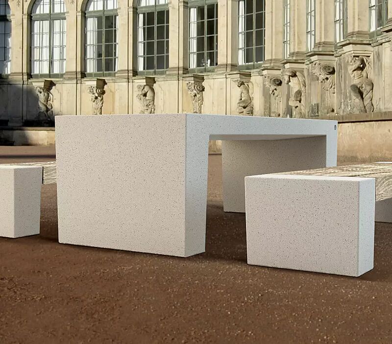 Tisch ERACLEA und Sitzbänke ERACLEA GRES aus Beton, in Granitoptik weiß, Sitzfläche mit Feinsteinzeug-Auflage in Holzoptik hell