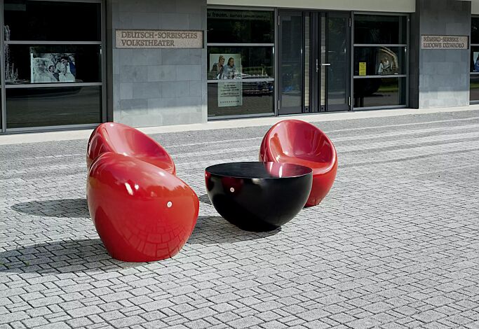 Tisch FAMILY zum freien Aufstellen, aus Beton, in RAL 9005 tiefschwarz und Sitz CUDDLY aus Beton, zum freien Aufstellen, in RAL 3000 feuerrot