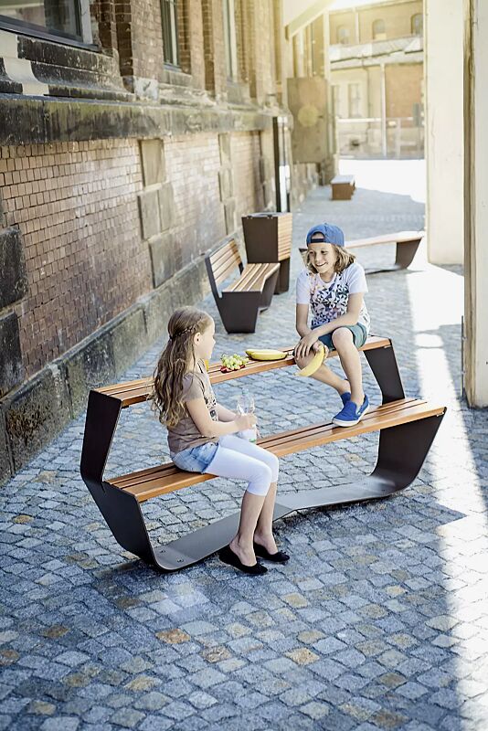 tisch-karma__shoKAT0055536 Kollektion KARMA bestehend aus Tisch, Sitzbank und Abfallbehälter