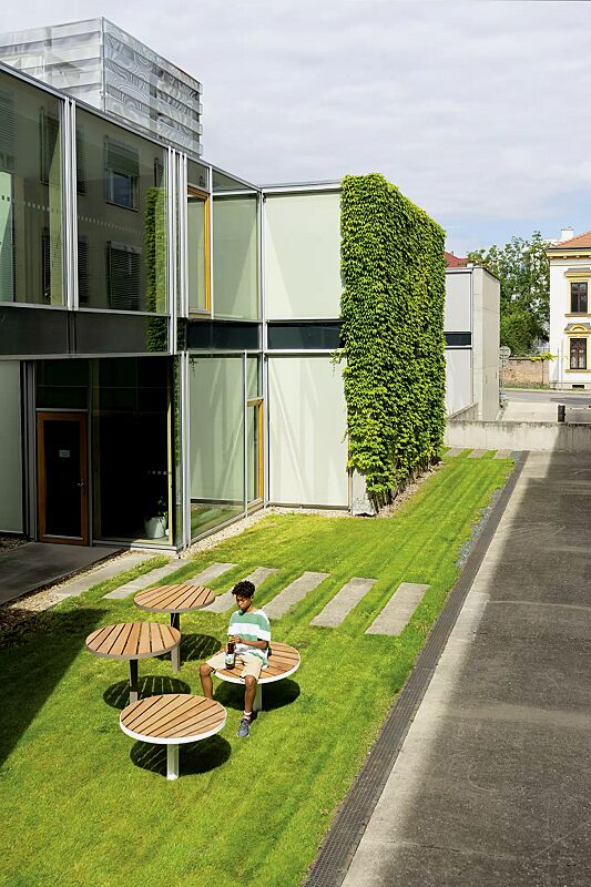 tisch-lago__shoKAT0068874 Tisch und Sitz LAGO mit Jatobaholzbelattung, Stahlteile in RAL 7006 beigegrau und RAL 9010 reinweiß