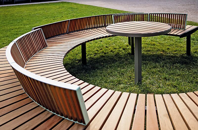 tisch-lago__shoKAT0068877 Tisch LAGO mit Jatobaholzbelattung, Stahlteile in RAL 7016 anthrazitgrau sowie Rundbank LAGO mit drei Rückenlehnen, Breite 3700 mm, mit Jatobaholzbelattung, Stahlteile Unterkonstruktion in RAL 9005 tiefschwarz, Stahlteile Rückenlehnen in RAL 7035 licht...