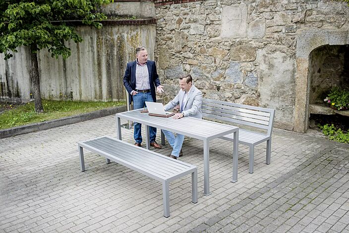 Tisch LIGURIA mit Edelstahlauflage und Sitzbank LIGURIA mit und ohne Rückenlehne, Stahlteile in RAL 9007 graualuminium, zum freien Aufstellen