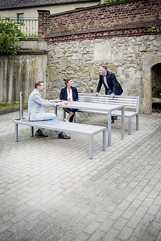 Tisch LIGURIA zum freien Aufstellen, mit Edelstahlauflage sowie Sitzbank LIGURIA, mit und ohne Rückenlehne sowie Ascher FINTWIN