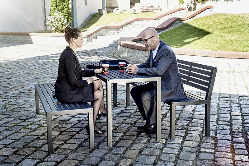 Tisch  LIGURIA mit Stahlauflage und Sitzbank LIGURIA mit und ohne Rückenlehne, zum freien Aufstellen, in DB 703 eisenglimmer