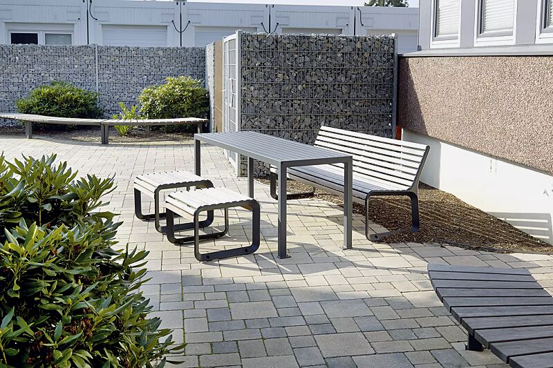 tisch-liguria__shoKAT0056110 Tisch LIGURIA zum Aufdübeln, in RAL 7016 anthrazitgrau und Sitz und Sitzbank PORTIQOA mit und ohne Rückenlehne, mit Jatobaholzbelattung, Aluminiumguss in RAL 7016 anthrazitgrau (auf Anfrage)