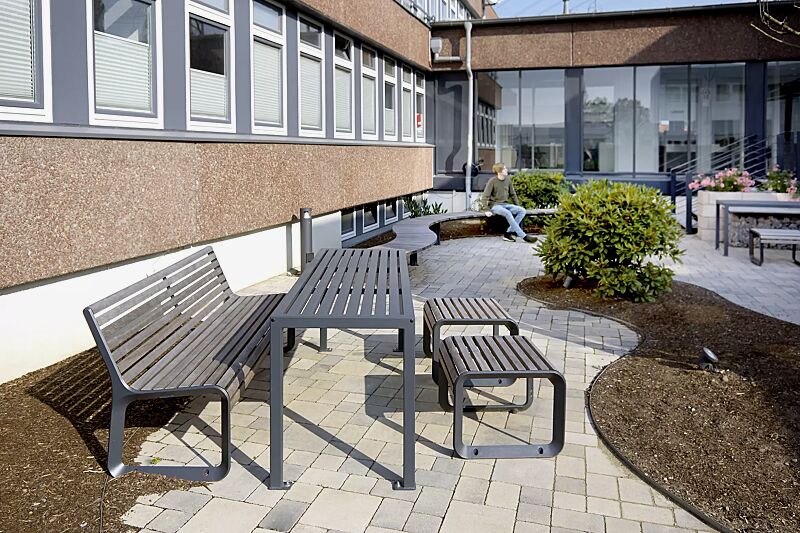 tisch-liguria__shoKAT0056111 Tisch LIGURIA zum Aufdübeln, in RAL 7016 anthrazitgrau und Sitz und Sitzbank PORTIQOA mit und ohne Rückenlehne, mit Jatobaholzbelattung, Aluminiumguss in RAL 7016 anthrazitgrau (auf Anfrage)