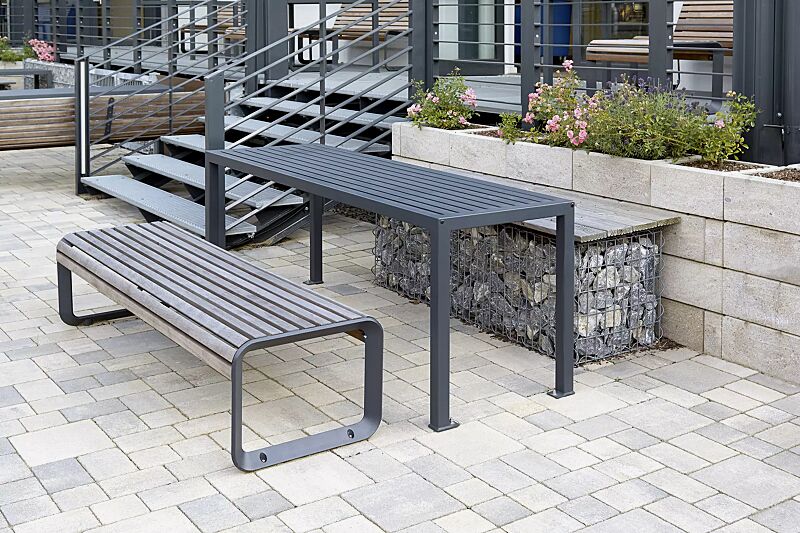 tisch-liguria__shoKAT0056112 Tisch LIGURIA zum Aufdübeln, in RAL 7016 anthrazitgrau und Sitzbank PORTIQOA ohne Rückenlehne, mit Jatobaholzbelattung, Aluminiumguss in RAL 7016 anthrazitgrau (auf Anfrage)