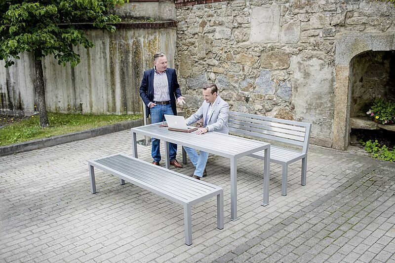 tisch-liguria__shoKAT0057872 Tisch LIGURIA mit Edelstahlauflage und Sitzbank LIGURIA mit und ohne Rückenlehne, Stahlteile in RAL 9007 graualuminium, zum freien Aufstellen