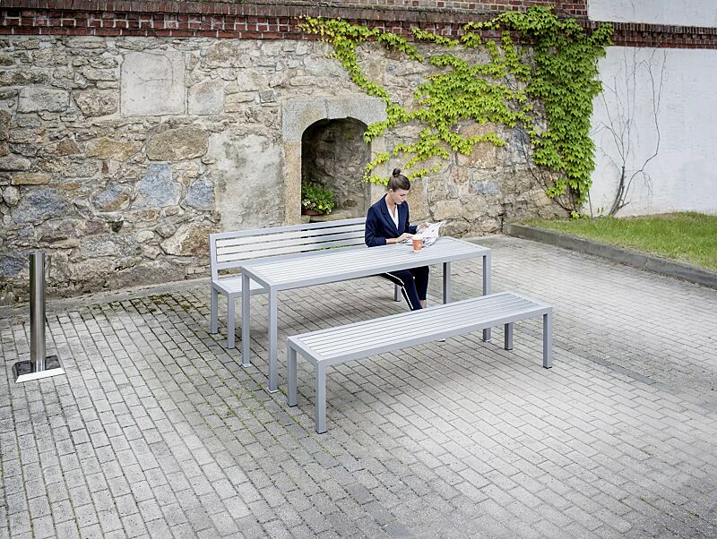 tisch-liguria__shoKAT0057873 Tisch LIGURIA zum freien Aufstellen, mit Edelstahlauflage sowie Sitzbank LIGURIA ohne und mit Rückenlehne sowie Ascher FINTWIN