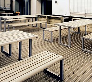 <div id=""container"" class=""container"">Tisch MANTUA und Sitzbank MANTUA ohne Rückenlehne Aluminium in natürlichem Eschenholzoptik-Effekt, Stahlteile in eisenglimmergrau</div>
