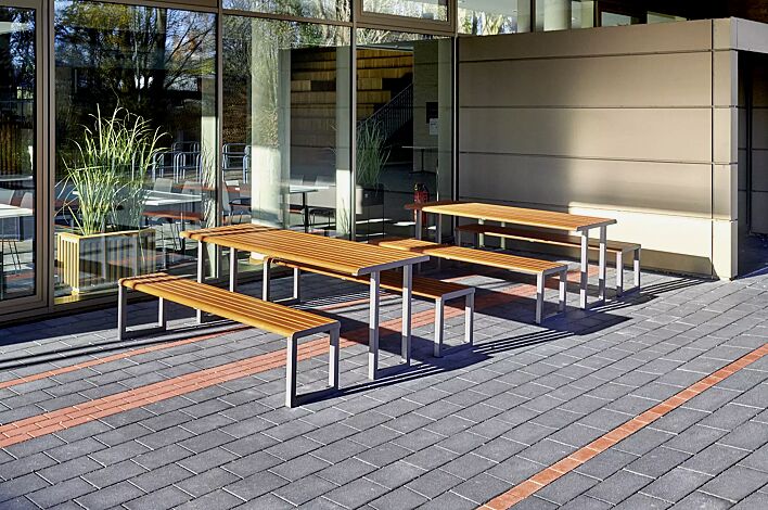 Tisch MANTUA und Sitzbank MANTUA, Aluminium in natürlichem Durmast Eichenholzoptik-Effekt, Stahlteile in DB 703 eisenglimmer