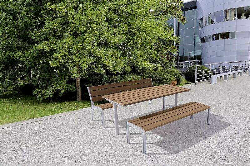 tisch-miela__shoKAT0063538 Tisch MIELA und Sitzbänke MIELA mit bzw. ohne Rückenlehne, mit Jatobaholzbelattung, Stahlteile in RAL 9006 weißaluminium