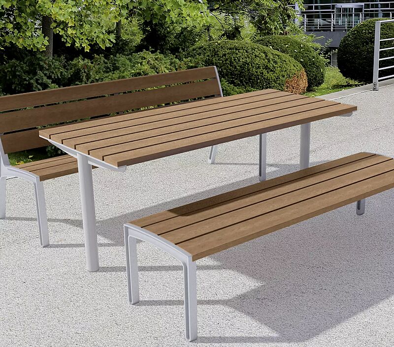 Tisch MIELA und Sitzbänke MIELA mit bzw. ohne Rückenlehne, mit Jatobaholzbelattung, Stahlteile in RAL 9006 weißaluminium