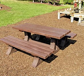 Sitzbänke und Tisch PICCOLINO aus Recycling-Kunststoff braun
