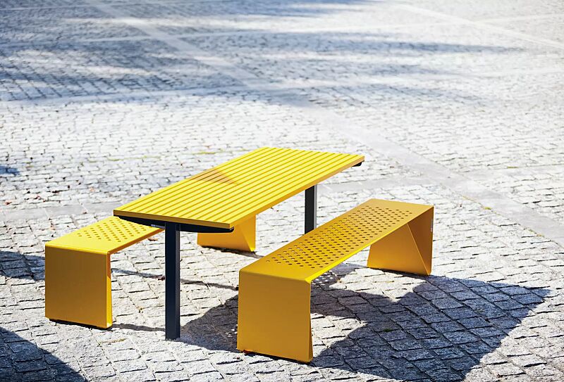 Tisch RADIUM und Sitzbank RADIUM ohne Rückenlehne, Stahlteile in RAL 1021 rapsgelb und 7016 anthrazitgrau (zweifarbig auf Anfrage)
