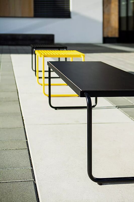 tisch-stack__shoKAT0061873 Tisch STACK mit HPL-Auflage in Black 0080 sowie Sitz STACK ohne Rückenlehne, Stahlteile in RAL 1021 rapsgelb und RAL 9005 tiefschwarz