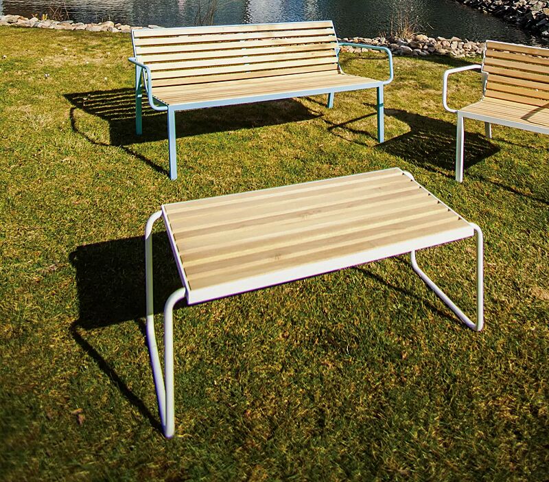 Tisch STACK, Sitzbank STACK sowie Sitz STACK mit Rückenlehne und Armlehnen, mit Robinienholzbelattung, Stahlteile in RAL 6027 lichtgrün und RAL 9010 reinweiß