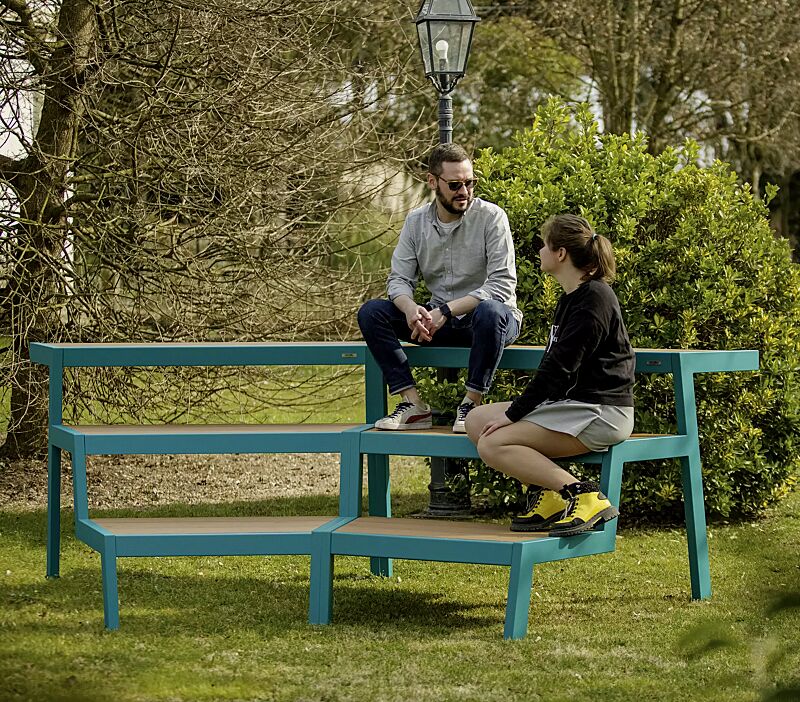 Tribünenbank ESPRIT bestehend aus 2 Einzelelementen, gewinkelt 30°, modular erweiterbar, Stahlteile in RAL 5021 wasserblau