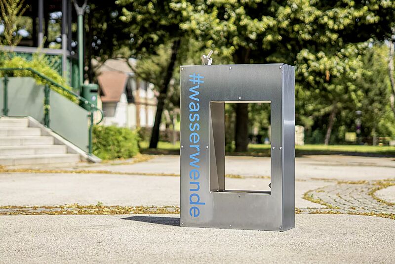 trinkbrunnen-luras__shoKAT0074432 Trinkbrunnen LURAS mit Hundetrinkschale, aus Edelstahl, mit Beschriftung auf Anfrage