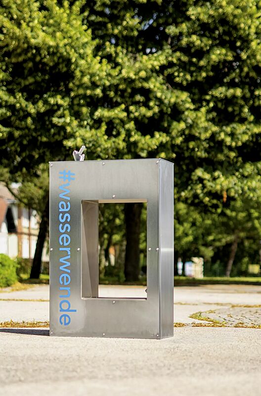 trinkbrunnen-luras__shoKAT0074433 Trinkbrunnen LURAS mit Hundetrinkschale, aus Edelstahl, mit Beschriftung auf Anfrage