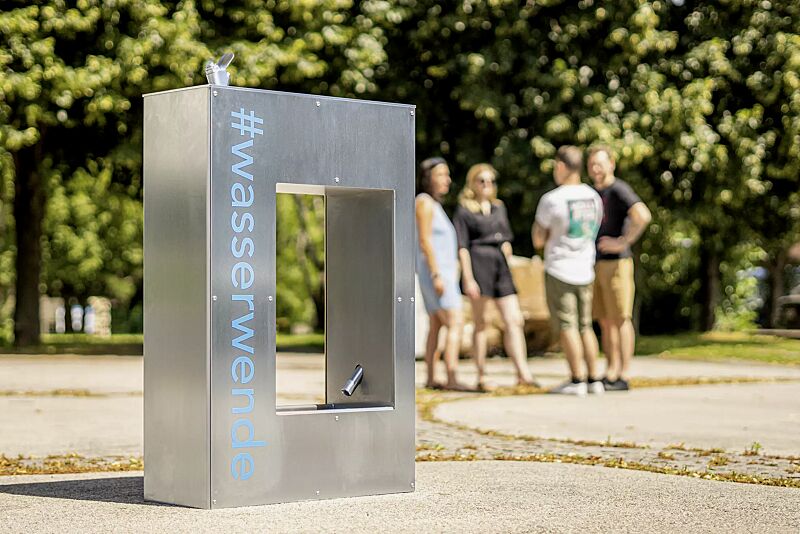 trinkbrunnen-luras__shoKAT0074438 Trinkbrunnen LURAS mit Hundetrinkschale, aus Edelstahl, mit Beschriftung auf Anfrage