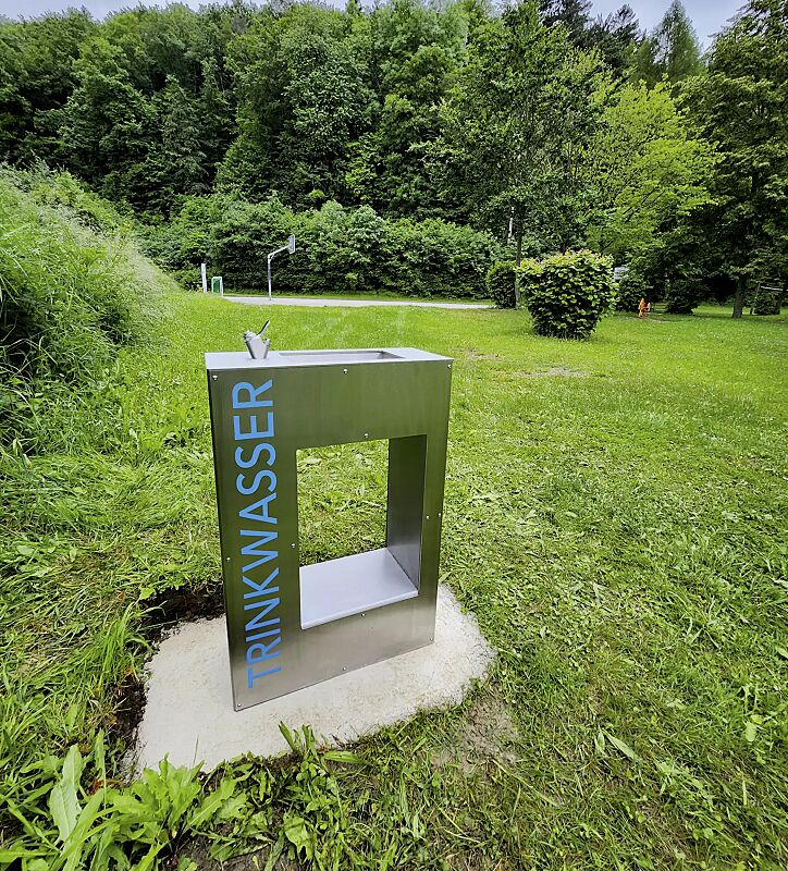 trinkbrunnen-luras__shoKAT0074441 Trinkbrunnen LURAS ohne Hundetrinkschale, aus Edelstahl, mit Beschriftung auf Anfrage