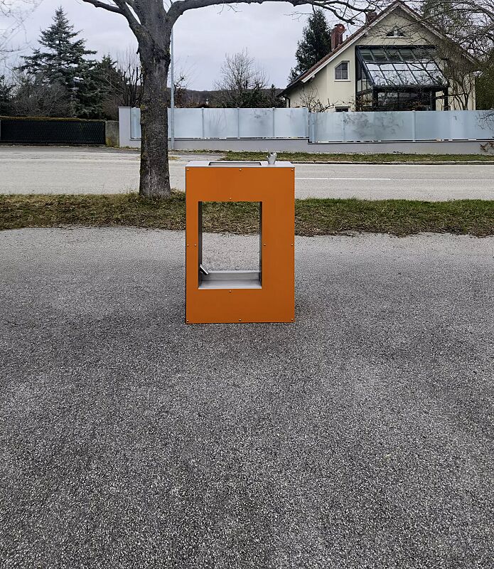 trinkbrunnen-luras__shoKAT0074443 Trinkbrunnen LURAS mit Hundetrinkschale, aus Edelstahl, mit farbig abgesetzten Seitenwänden in RAL 2004 reinorange