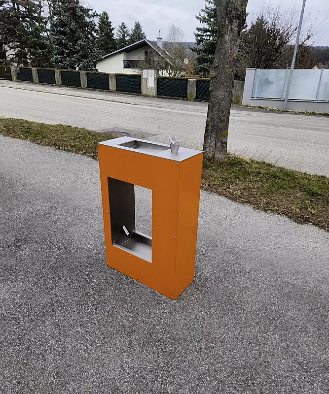 trinkbrunnen-luras__shoKAT0074446 Trinkbrunnen LURAS mit Hundetrinkschale, aus Edelstahl, mit farbig abgesetzten Seitenwänden in RAL 2004 reinorange