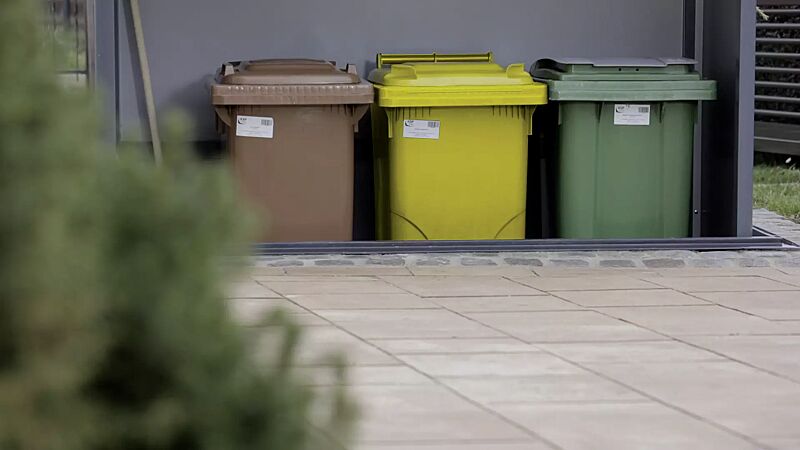 unterflur-muellbehaelterschrank-hideout__shoKAT0056294 Detail: automatisches Heben und Senken der Mülltonnen