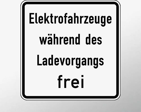 Verkehrszeichen: Elektrofahrzeuge während des Ladevorgangs frei