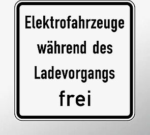 Verkehrszeichen: Elektrofahrzeuge während des Ladevorgangs frei