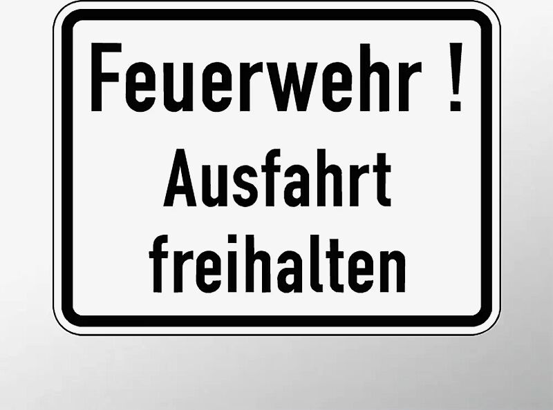 Verkehrszeichen: Feuerwehr! Ausfahrt freihalten