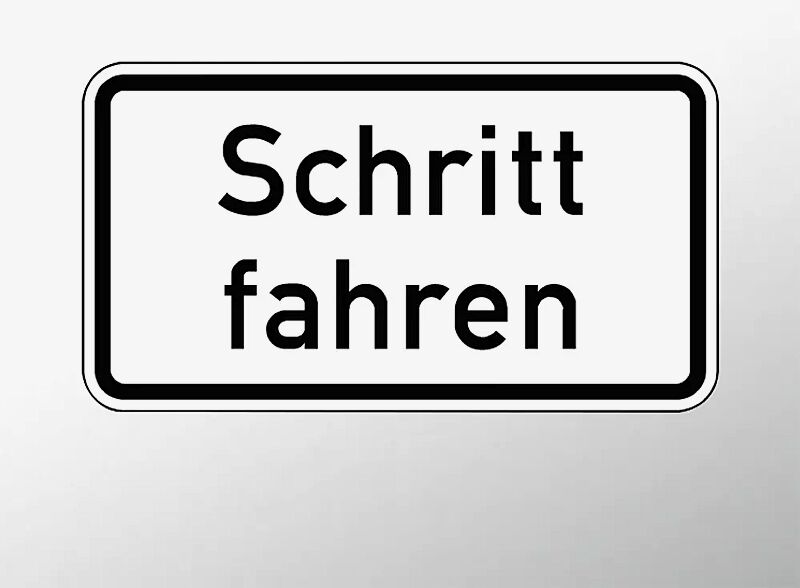 Verkehrszeichen: Schritt fahren