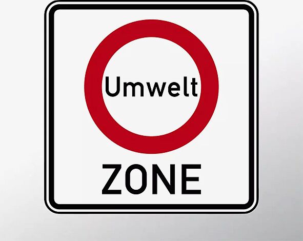 Verkehrszeichen: Beginn einer Verkehrsverbotszone zur Verminderung schädlicher Luftverunreinigungen in einer Zone