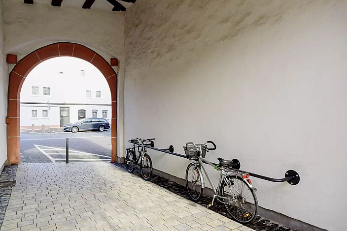 Wandanlehnbügel JEFFERSON bestehend aus 1 Anfangs-, 3 Mittel- und 1 Endbügel, feuerverzinkt und pulverbeschichtet in RAL 7016 anthrazitgrau