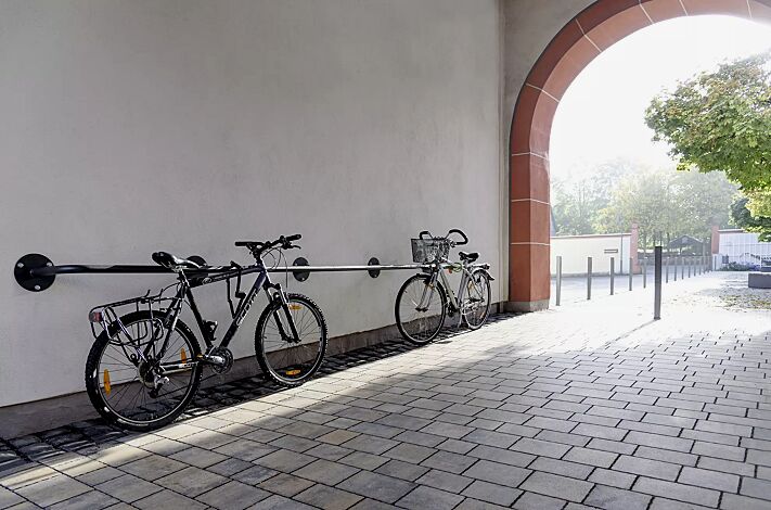 Wandanlehnbügel JEFFERSON bestehend aus 1 Anfangs-, 3 Mittel- und 1 Endbügel, feuerverzinkt und pulverbeschichtet in RAL 7016 anthrazitgrau