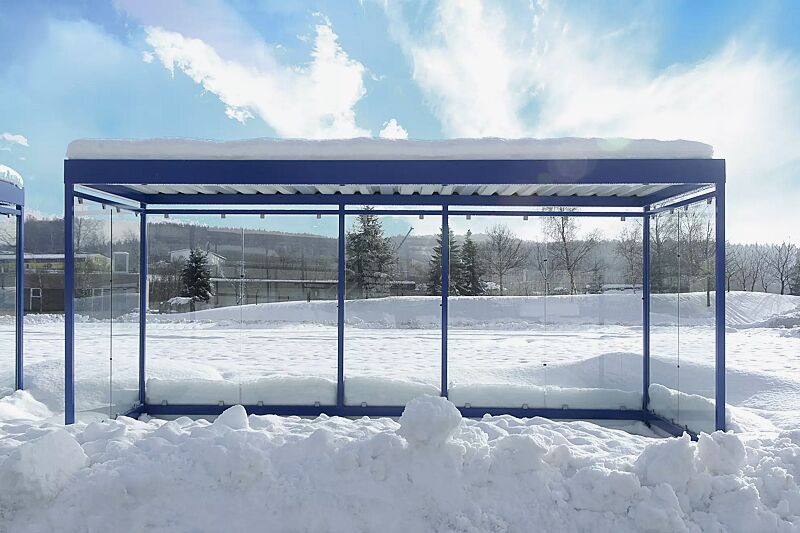 Wartehalle AQUILA mit auftragsbezogener Anpassung der Dachbreite x Dachtiefe 5210 mm x 2165 mm, zum Aufdübeln bei -200 mm, mit Rück- / Seitenwänden, Schneelast standortbezogen 1,1 kN / m2, Stahlkonstruktion in RAL 5015 himmelblau