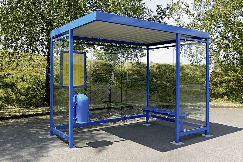 Wartehalle AQUILA mit auftragsbezogener Anpassung, Dachbreite x Dachtiefe 3180 mm x 2165 mm, zum Aufdübeln bei -200 mm, mit Rück- / Seitenwänden sowie zusätzlicher Windschutzwand, mit Abfallsammler DERBY, Schaukasten ELLAS sowie Drahtgittersitz TARVIS,...