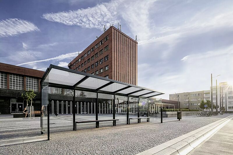 wartehalle-aureo__shoKAT0056034 Wartehalle AUREO, auftragsbezogene Anpassung, Dachbreite x Dachtiefe 8350 mm x 1855 mm, Rück- / Seitenwände ESG Klarglas mit Scheibendekor, Dacheindeckung VSG Klarglas mit Siebdruckstreifen, inkl. Schaukasten und Sitzbänke, Stahlkonstruktion in RAL 701...