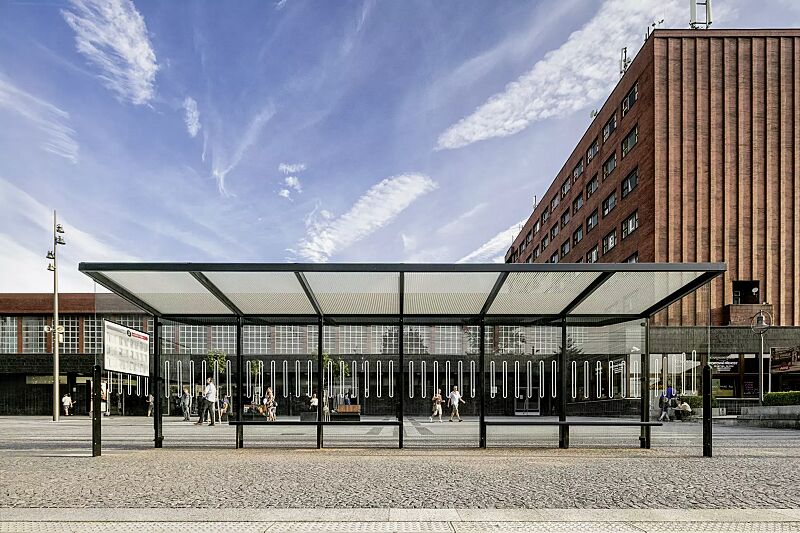 wartehalle-aureo__shoKAT0056035 Wartehalle AUREO, auftragsbezogene Anpassung, Dachbreite x Dachtiefe 8350 mm x 1855 mm, Rück- / Seitenwände ESG Klarglas mit Scheibendekor, Dacheindeckung VSG Klarglas mit Siebdruckstreifen, inkl. Schaukasten und Sitzbänke, Stahlkonstruktion in RAL 701...