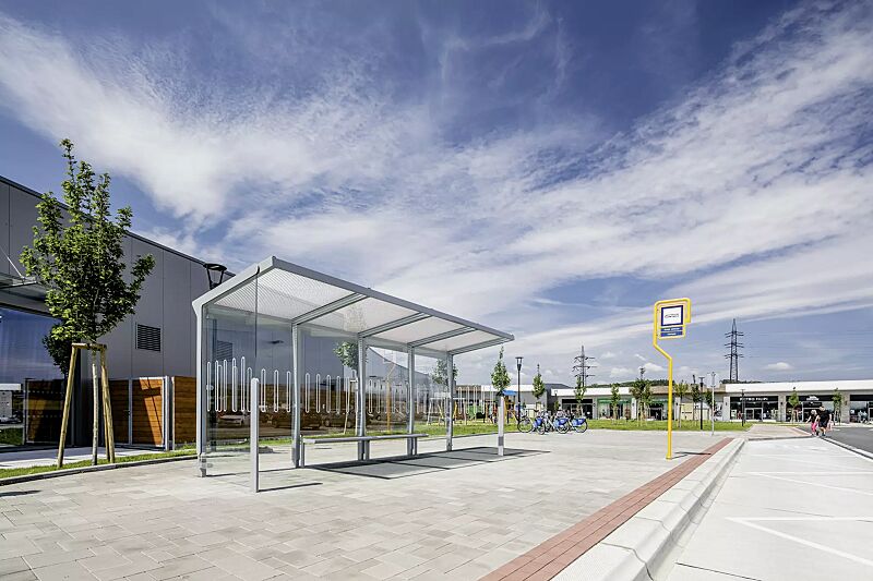 wartehalle-aureo__shoKAT0068624 Wartehalle AUREO, Dachbreite x Dachtiefe 5580 mm x 1855 mm, Rück- / Seitenwände ESG Klarglas mit Siebdruckdekor, Dacheindeckung VSG Klarglas mit Siebdruckstreifen, inkl. Sitzbank, Stahlkonstruktion in RAL 7035 lichtgrau