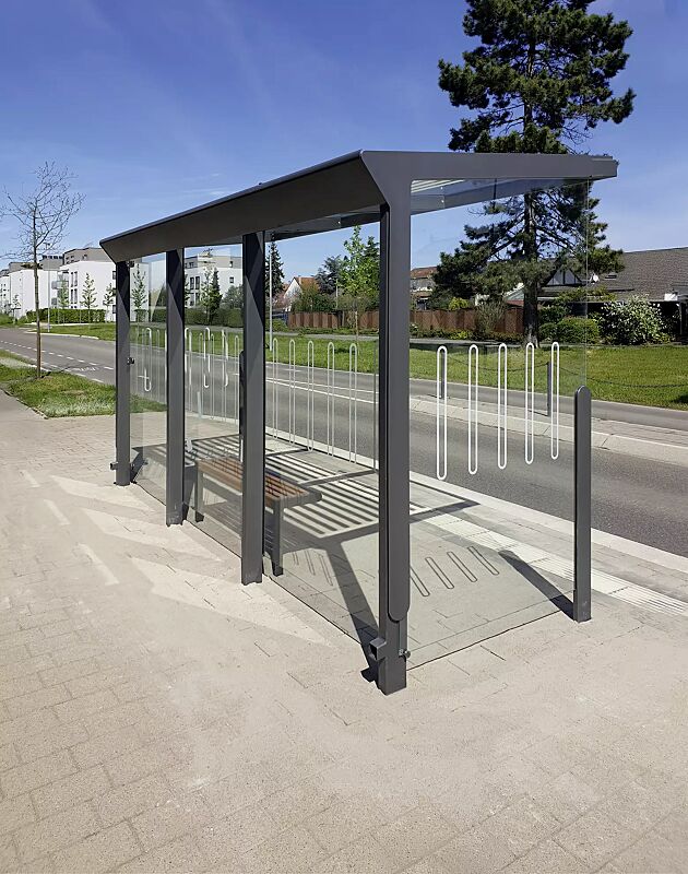 wartehalle-aureo__shoKAT0075287 Wartehalle AUREO, Dachbreite x Dachtiefe 4220 mm x 1855 mm, Rück- / Seitenwände ESG Klarglas mit Scheibendekor, Dacheindeckung VSG Klarglas mit Siebdruckstreifen, inkl. Sitzbank, Stahlkonstruktion in DB 703 eisenglimmer