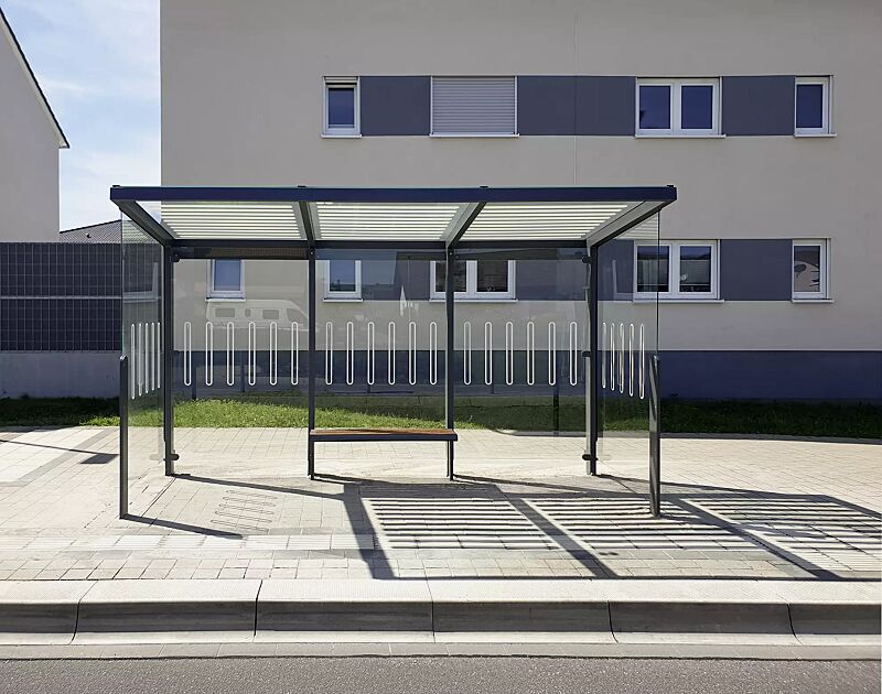 wartehalle-aureo__shoKAT0075288 Wartehalle AUREO, Dachbreite x Dachtiefe 4220 mm x 1855 mm, Rück- / Seitenwände ESG Klarglas mit Scheibendekor, Dacheindeckung VSG Klarglas mit Siebdruckstreifen, inkl. Sitzbank, Stahlkonstruktion in DB 703 eisenglimmer