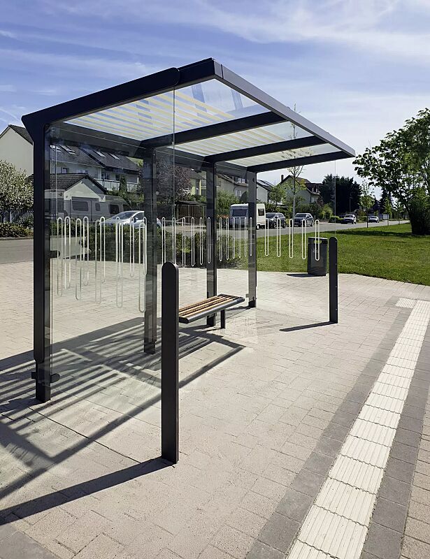 wartehalle-aureo__shoKAT0075291 Wartehalle AUREO, Dachbreite x Dachtiefe 4220 mm x 1855 mm, Rück- / Seitenwände ESG Klarglas mit Scheibendekor, Dacheindeckung VSG Klarglas mit Siebdruckstreifen, inkl. Sitzbank, Stahlkonstruktion in DB 703 eisenglimmer