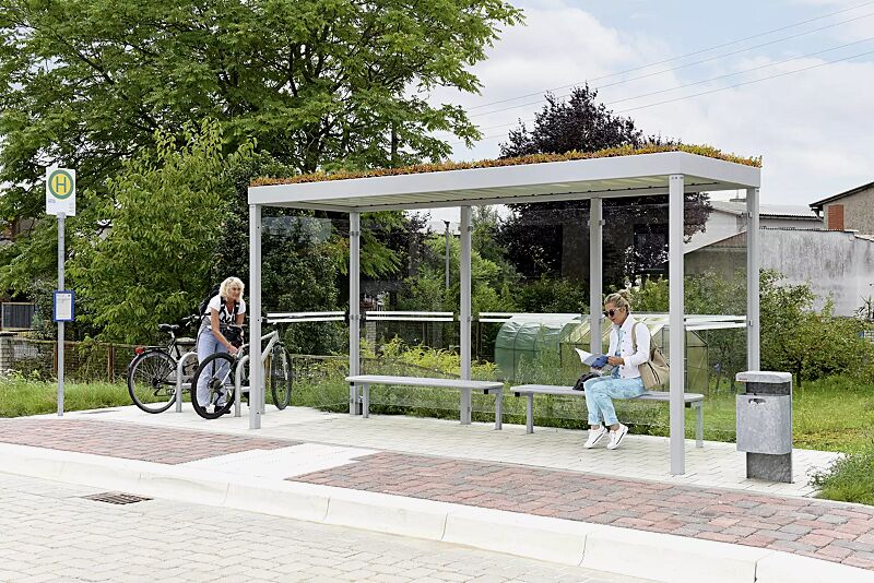 wartehalle-gemala-green__shoKAT0075457 Wartehalle GEMALA GREEN, Dachbreite x Dachtiefe 4600 mm x 1600 mm, mit Rück- / Seitenwänden ESG, Klarglas, Sitzbank VOLTERRA, Abfallbehälter HALIFAX, Stahlkonstruktion in RAL 9006 weißaluminium