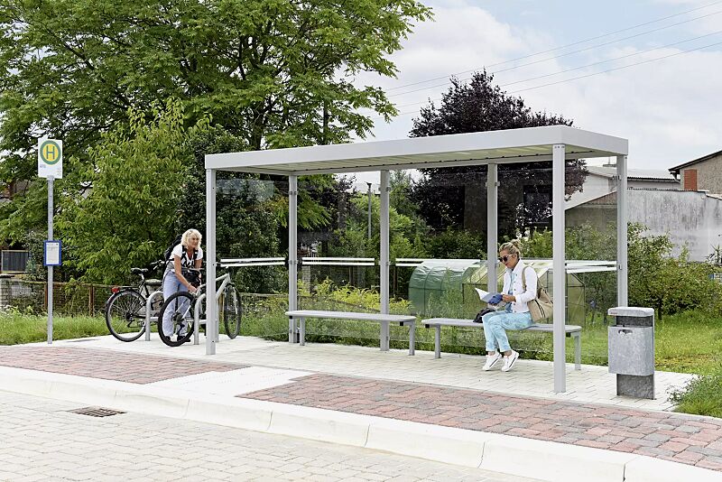 wartehalle-gemala__shoKAT0067217 Wartehalle GEMALA, Dachbreite x Dachtiefe 4600 mm x 1600 mm, mit Rück- / Seitenwänden ESG, Klarglas, Sitzbank VOLTERRA, Abfallbehälter HALIFAX, Stahlkonstruktion in RAL 9006 weißaluminium