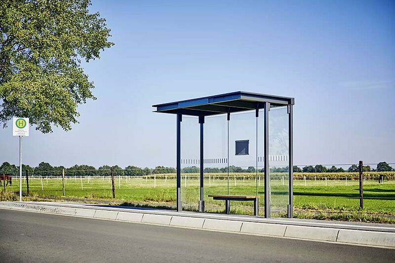 wartehalle-horec__shoKAT0067827 Wartehalle HOREC, Dachbreite x Dachtiefe 2955 mm x 1484 mm, Rück-/Seitenwände VSG, Klarglas mit Sichtschutzstreifen, Sitzbank, Stationsschild, Display-Klapprahmen, Stahlkonstruktion in DB 703 eisenglimmer